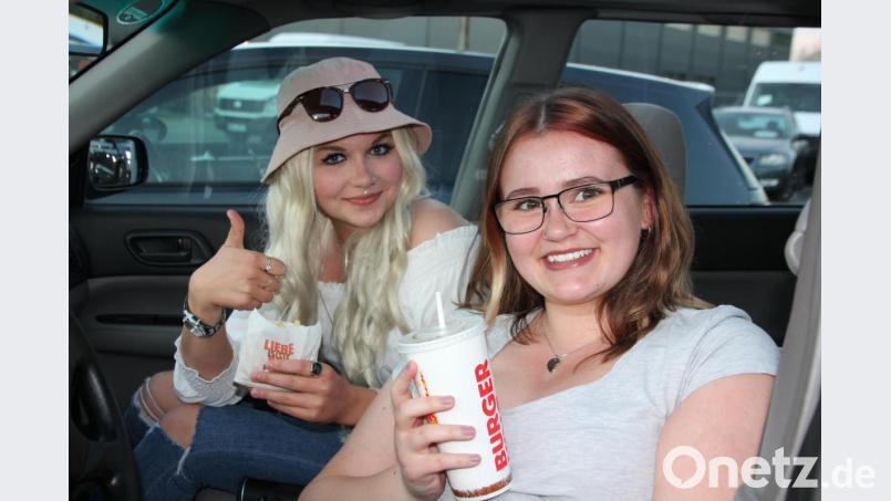 Anica Krippner (links) und ihre Freundin Joy Medick zeigten sich begeistert vom Autokino und waren voller Vorfreude auf den Film. Bild: kro