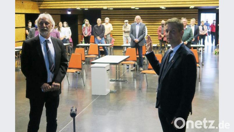 Bürgermeister Albert Geitner (rechts) leistet vor dem lebensältesten Mitglied des Gemeinderates und neuen stellvertretenden Bürgermeister Norbert Mitlmeier den Amtseid im Kubus. Bild: ua