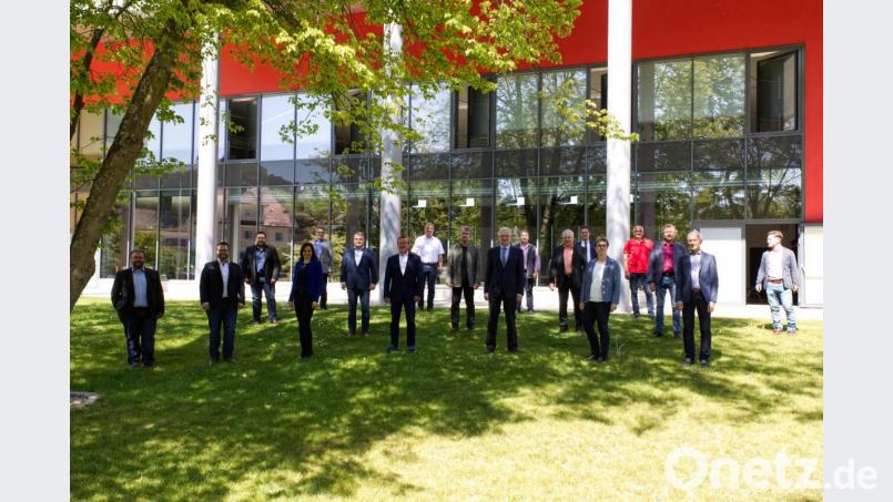 In der Stadthalle Erbendorf fand die konstituierende Sitzung des Zweckverbands Steinwald-Allianz statt. Im Bild die Vertreter der Mitgliedskommunen mit dem neuen Vorsitzenden Johannes Reger. Bild: njn