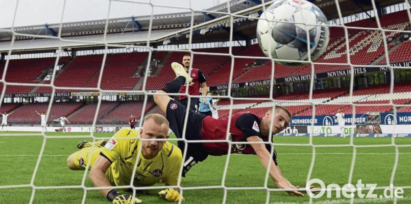 Die Mienen von Club-Keeper Felix Dornebusch (links) und Fabian Nürnberger sprechen Bände: Aues Dimitrij Nazarov hat soeben zum 1:0 eingeköpft. Bild: M. Hangst/dpa