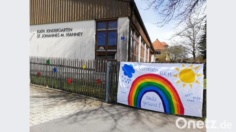 Ein Regenbogenbanner am Gartentor, gestaltet vom Team der Kita St. Johannes M. Vianney in Floß, soll die Hoffnung widerspiegeln, dass bald wieder alle Buben und Mädchen die Einrichtung besuchen dürfen. Bild: exb