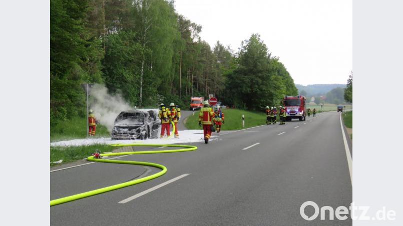 Nach den Löscharbeiten der Feuerwehr war klar: Totalschaden am Pkw Bild: Polizei