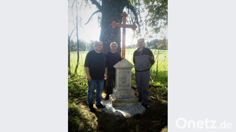 Mit Freude präsentieren die Arbeiter zusammen mit Pfarrer Eugen Bakos (links) das Feldkreuz auf dem Granitsockel im orthodoxen Stil. Bild: cr