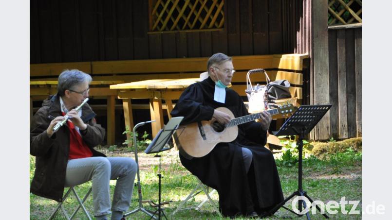Stadtpfarrer Dieter Schinke spielte Gitarre und Barbara Hofmann Querflöte. Damit verschönten sie den Freiluftgottesdienst im idyllischen Penzachwald. Bild: dob