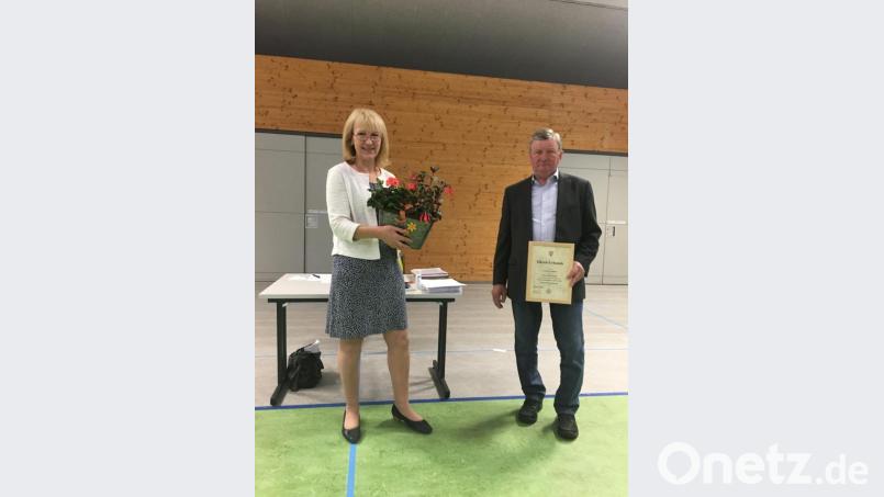Nach 30 Jahren Amtszeit verabschiedete sich Hans Schmid aus dem Gemeinderat. Bürgermeisterin Brigitte Bachmann überreichte Blumen. Bild: glb