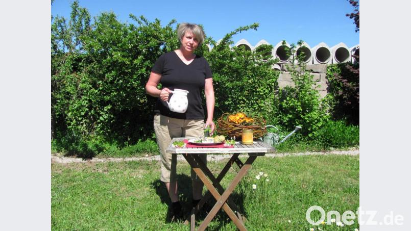 Sie kocht und backt gerne und gibt ihr Wissen bei Kräuterführungen und Kursen weiter: Sabine Stengel. Die Mantelerin hat diesmal grüne Brötchen, gefüllte Eier mit Wildkräutern und eine Wildkräuterquiche zubereitet und präsentiert alle Gerichte in ihrem Garten. Bild: sei