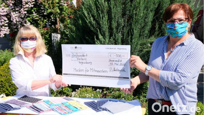 Hobby-Näherin Anneliese Mattausch (rechts) übergab einen Scheck über 500 Euro an Inge Pfülb. Bild: mab