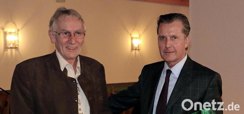 Zusammen mit vielen Vereinsmitgliedern, Förderern und Unterstützern bemühen sich seit vielen Jahren Vorsitzender Eberhard Freiherr von Gemmingen-Hornberg (rechts) und Geschäftsführer Ernst Tippmann (links) um den Naturpark Steinwald. Bild: bsc