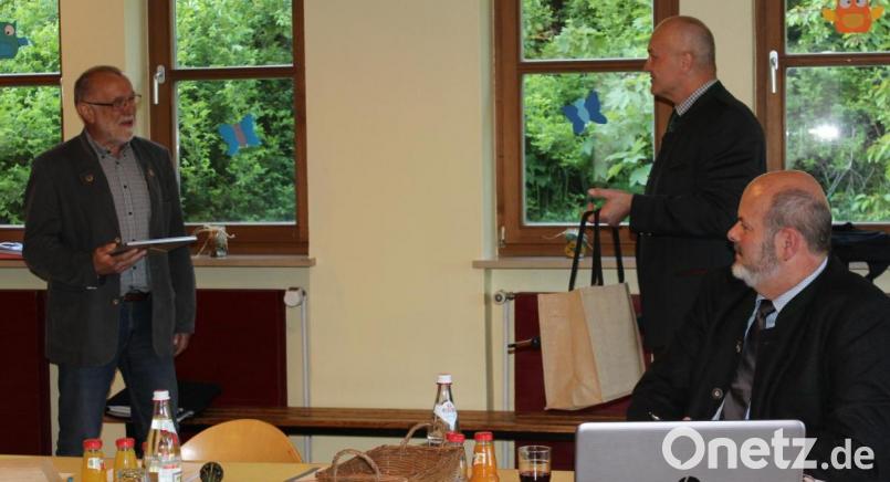 Als neuer Gemeinschaftsvorsitzender der Verwaltungsgemeinschaft Neunburg verabschiedete Walter Schauer (Zweiter von rechts) seinen Vorgänger Hans Graßl (links). Bild: pko