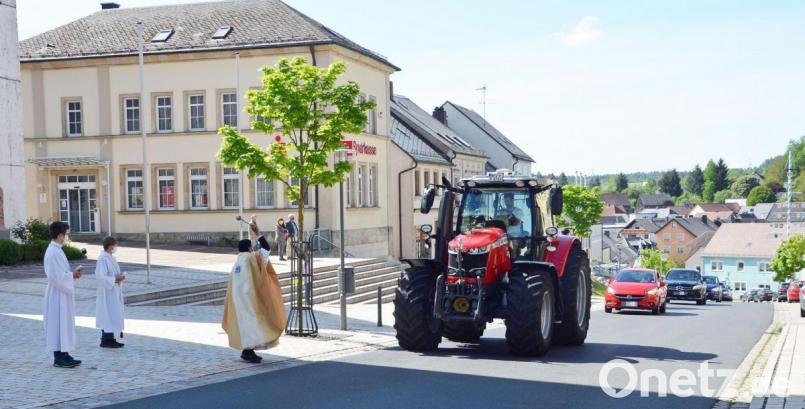 Ob Bulldog, Auto oder Motorrad: Pfarrer Augustin Lobo segnet an Christi Himmelfahrt alle Fahrzeuge. Bild: ü