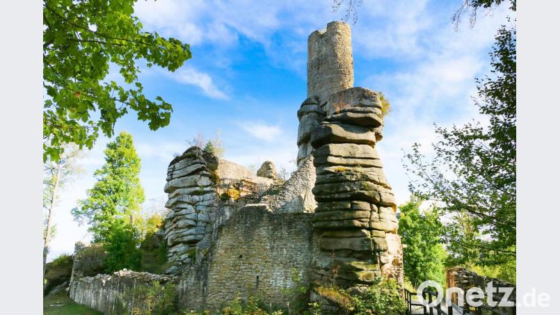 Ein gern besuchtes Wanderziel im Naturpark Steinwald: Die Burgruine Weißenstein erfreut sich nicht nur bei Erwachsenen großer Beliebtheit. Auch Kinder genießen den Aufenthalt auf dem Burggelände und der Plattform mit dem weiten Ausblick. Bild: bsc