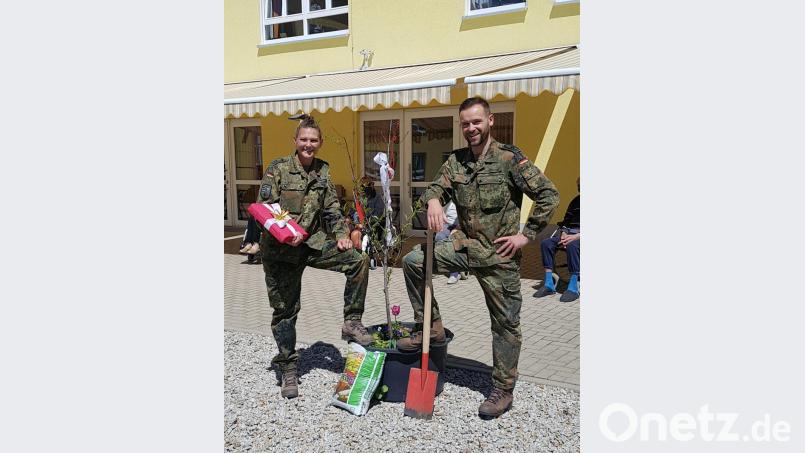 Oberfeldwebel Fabienne Roßner (links) und Hauptfeldwebel Patrick Hofmann (rechts) halfen bei den Arbeiten und Aufgaben im Haus Steinwaldblick. Zum Abschied pflanzten sie ein Kirschbäumchen. Bild: exb