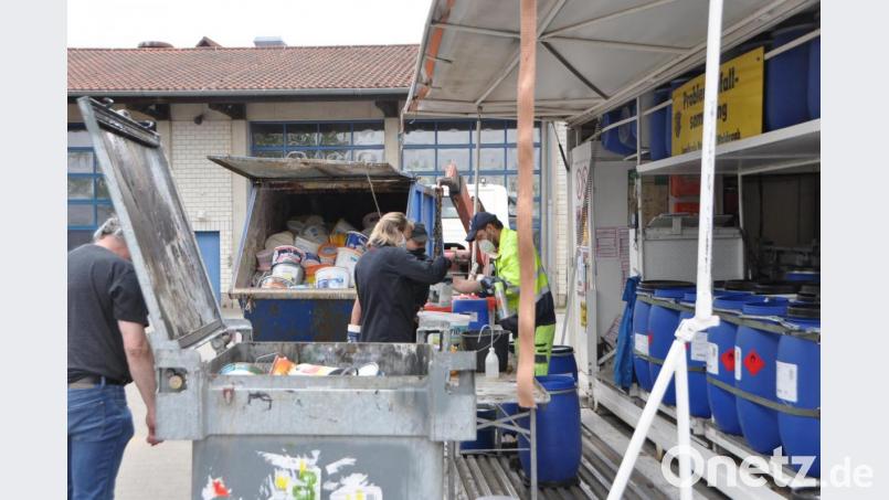 Viel zu tun hatten die Mitarbeiter der Entsorgungsfirma Bergler bei der Anlieferung des Problemmülls im städtischen Bauhof. Bild: dob