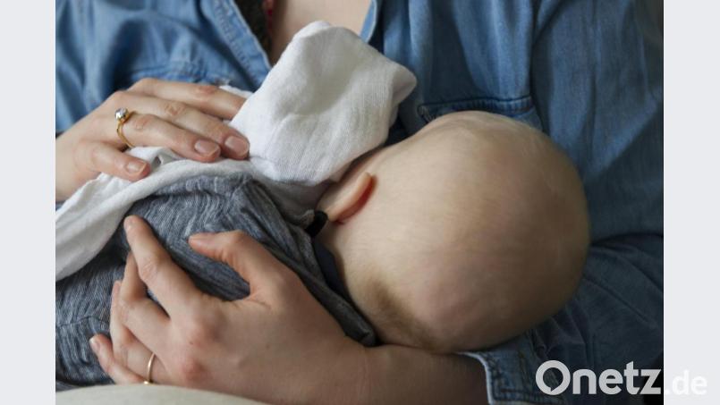 Erstmals ist das neue Coronavirus in der Muttermilch einer an Covid-19 erkrankten Frau nachgewiesen worden. Bild: Paul Zinken/dpa