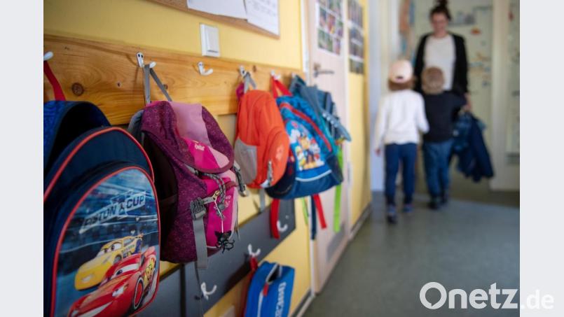 Kinderrucksäcke hängen im Eingangsbereich in einem Kindergarten. Symbolbild: Monika Skolimowska/dpa