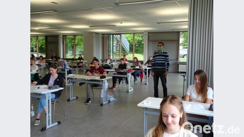 Das Foto zeigt die Abiturientinnen und Abiturienten im Prüfungsraum mit dem Oberstufenkoordinator Andreas Staufer. Bild: exb
