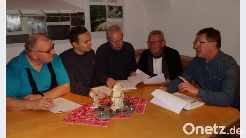 Eigentlich wollte der Festspielverein im Juni 2020 zur Reise „In 80 Tagen um die Welt“ starten. Dann kam das Coronavirus und (von links) Regisseur Dieter Held, Erwin Zach, Erhard Ackermann, Ludwig Koller und Roland Fritsch mussten umplanen: Das Stück soll nun in der zweiten Julihälfte 2021 in neun Vorstellungen aufgeführt werden. Bild: u