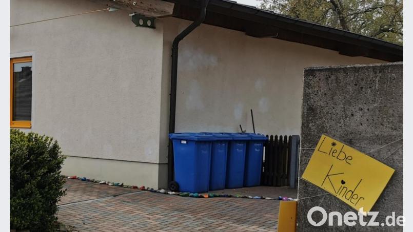 An den Vortagen zum Vatertag standen die Mülltonnen noch an ihren Plätzen und die Steinschlange bereicherte den Eingang zum Kindergarten. Bild: gz