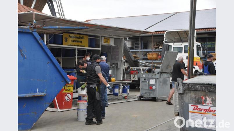 Alle Hände voll zu tun hatten die Mitarbeiter der Entsorgungsfirma Bergler aus Weiherhammer bei der Anlieferung des Problemmülls im städtischen Bauhof. Bild: dob