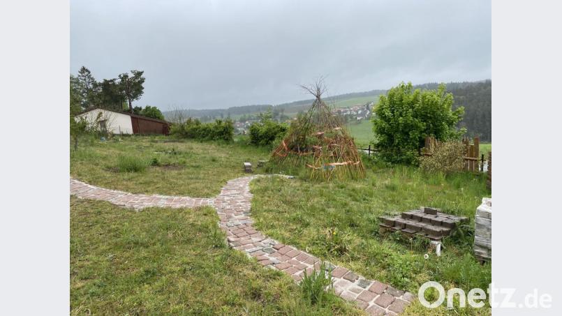 Der Weg, der einmal durch den ganzen Garten führen soll, wurde weitergebaut. Bild: Eichl