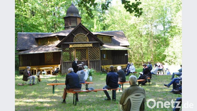 Vor der Penzachhütte feierten die Teilnehmer mit Pfarrer Dieter Schinke und Prädikantin Claudia Reinl einen Gottesdienst an Christi Himmelfahrt unter dem Motto Vatertag. Bild: dob