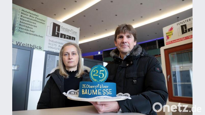 Diese Torte wollte ACC-Chefin Petra Strobl Veranstalter Thomas Resch und seiner Frau Cornelia bei der offiziellen Eröffnung der 25. Amberger Baumesse übergeben. Es gab zwar die Torte, aber keine Besucher. Bild: Wolfgang Steinbacher