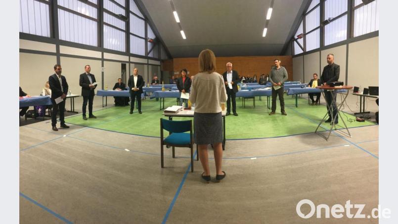 Bürgermeisterin Brigitte Bachmann vereidigte die neuen Gemeinderatsmitglieder (von links): Elmar Halk (SPD), Uwe Herrmann (BB), Maximilian Graf (CSU-FWG), Karin Fruth (SPD), Udo Füssel (SPD), Alexander Schötz (SPD) und Horst Heinel (BB). Bild: glb