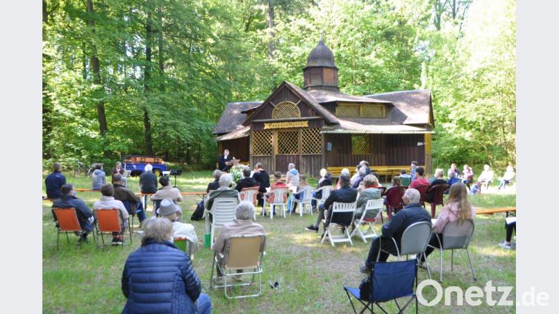 Vor der Penzachhütte feiern die Besucher mit Pfarrer Dieter Schinke und Prädikantin Claudia Reinl einen evangelischen Gottesdienst an Christi Himmelfahrt unter dem Motto Vatertag. Bild: dob