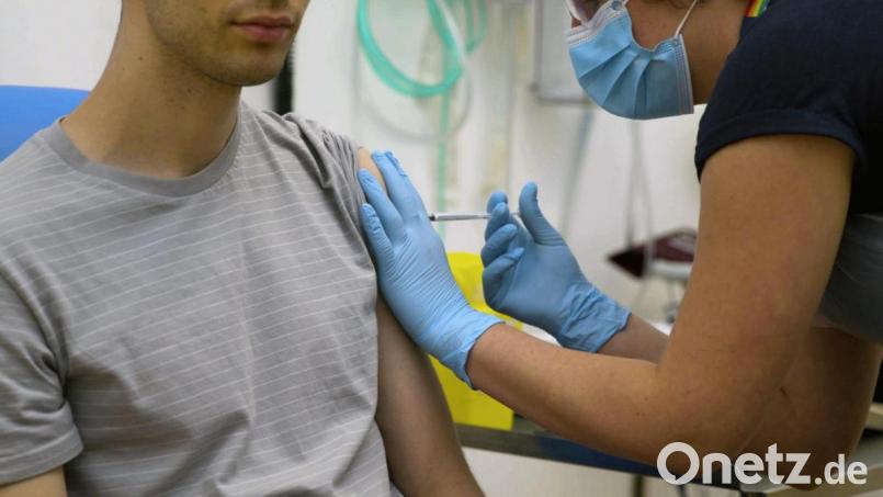 Eine Mitarbeiterin der Oxford Universität setzt einem Probanden eine Injektion. Die Oxford Universität forscht an einem Covid-19-Impfstoff. Bild: Oxford University/AP/dpa: