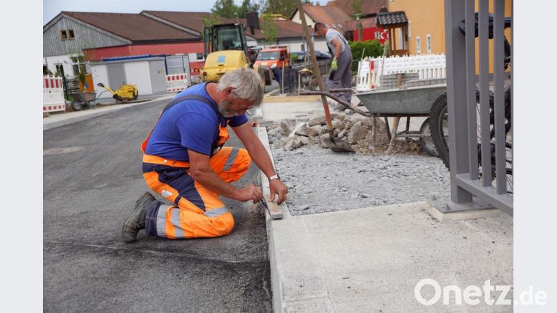 Die Ecken der Bordsteine zu den Brückensteinen werden noch abgeschliffen. Der Polier zeichnet die abzuschleifenden Teile an. Stolperfallen und Baumängel werden, wie befürchtet wurde, nicht bleiben. Bild: bkr
