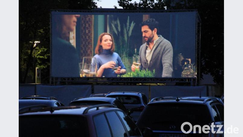 Autokino in Marktredwitz: Rund 80 Fahrzeuge kamen am Donnerstagabend zum Volksfestplatz. Zu sehen war „Das perfekte Geheimnis“. Bild: kro