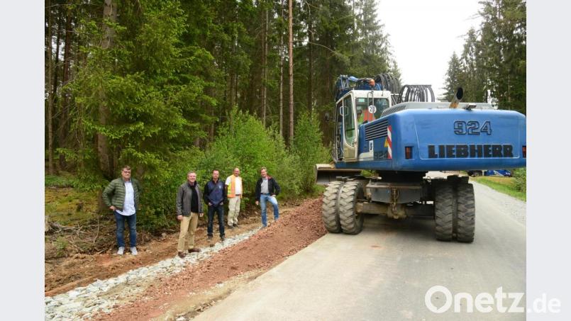 Hubert Hösl vom Markt Parkstein, Bürgermeister Reinhard Sollfrank, Bauleiter Thorsten Fiedler und Ewald Baumann, beide Bauunternehmen Schulz, sowie Markus Münchmeier vom Büro Münchmeier &amp; Eigner (von links) besprechen die Arbeiten beim Ausbau der Straße von Parkstein nach Schwand. Bild: bey