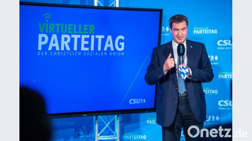 Markus Söder, CSU-Vorsitzender und Ministerpräsident von Bayern, steht beim virtuellen CSU-Parteitag in der CSU-Landesleitung auf einer Bühne. Erstmals in der Geschichte der Partei hat der Parteitag der CSU wegen der Corona-Pandemie nur im Internet stattgefunden. Auch inhaltlich steht die Bewältigung der Krise in einem Leitantrag im Mittelpunkt. Bild: Lino Mirgeler/dpa