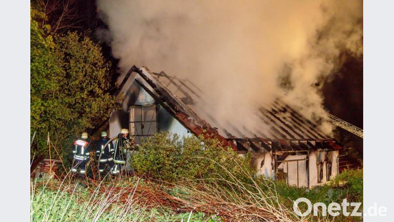 Das Nebengebäude eines Wohnhauses in Atzenhof bei dem Feuer in der Nacht zum Donnerstag wurde komplett zerstört. Bild: Clemens Hösamer