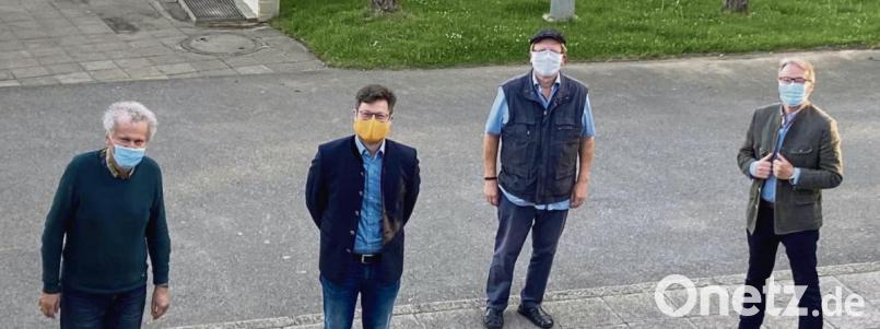 Die Stadträte der FDP/Freie Wähler-Fraktion wählten Christoph Skutella (Zweiter von links) als Nachfolger von Reinhold Wildenauer (rechts) an die Spitze und übten Kritik an der SPD. Bild: exb