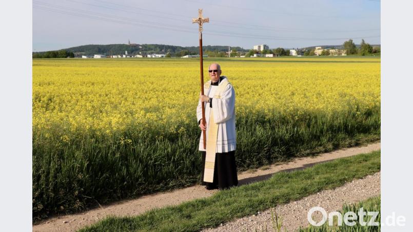 Wegen der Coronakrise absolvierte Pfarrer Alois Berzl die Flurprozession nach Gailoh alleine, feierte aber anschließend mit den Gläubigen eine Feldmesse hinter der Kapelle. Bild: ads