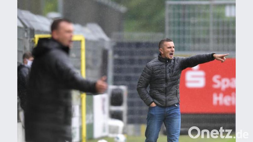 Uwe Koschinat (vorn), Trainer vom SV Sandhausen, und Mersad Selimbegovic, versuchen ihre Teams für das Abstiegsduell heiß zu machen. Bild: Alexander Scheuber/dpa