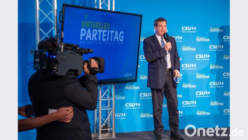 Markus Söder, CSU-Vorsitzender und Ministerpräsident von Bayern, steht beim virtuellen CSU-Parteitag in der CSU-Landesleitung auf einer Bühne. Erstmals in der Geschichte der Partei hat der Parteitag der CSU wegen der Corona-Pandemie nur im Internet stattgefunden. Bild: Lino Mirgeler/dpa