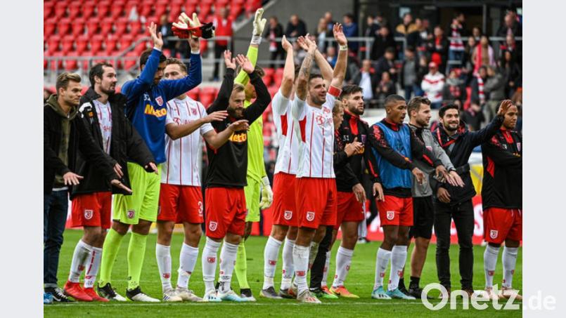 Jahn Regensburg jubelt nach dem 1:0-Sieg gegen Sandhausen im Hinspiel. Bild: Armin Weigel/dpa