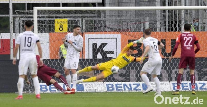 SV-Keeper Martin Fraisl (Mitte) wehrt einen der wenigen Regensburger Torschüsse ab. Bild: Alexander Scheuber/dpa