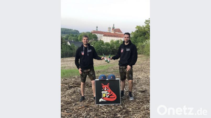 Mit den Bierpong-Utensilien machen die Instagrammer auch Werbung für die Stadt vor der malerischen Kulisse. Bild: exb