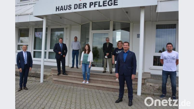 Vertreter aus der Politik besuchten am Freitag das „Haus der Pflege“ des Kreisverbandes der Arbeiterwohlfahrt in Mitterteich. Mit dabei waren (von links) Landrat Roland Grillmeier, Bürgermeister Stefan Grillmeier, Jürgen Kirchmann (AWO), Projektleiterin Annalena Fink-Haydari, AWO-Kreisvorsitzender Edwin Ulrich, Geschäftsführerin Angelika Würner, MdB Uli Grötsch und AWO-Pflegedienstleiter Michael König. Bild: jr