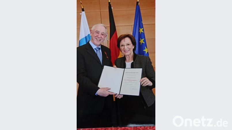 2018 zeichnete Sozialministerin Emilia Müller Robert Dotzauer mit dem Bundesverdienstkreuz aus. Bild: Gert Krautbauer