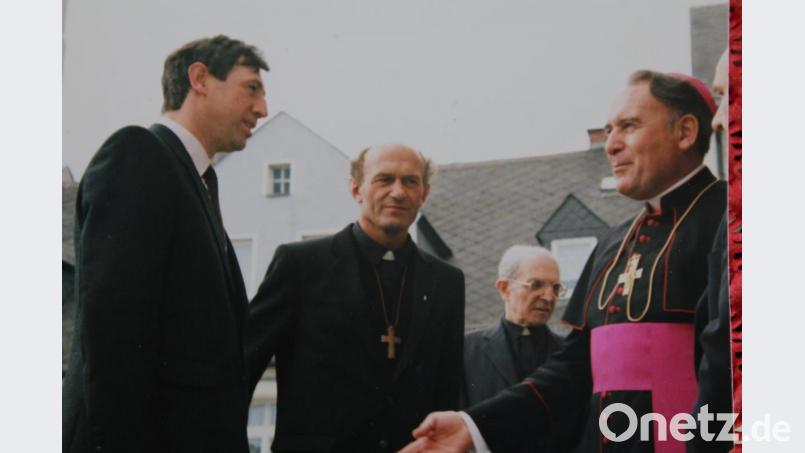 Robert Dotzauer (links) und Stadtpfarrer Andreas Uschold begrüßten in den 1990er Jahren Diözesanbischof Manfred Müller in Eschenbach. Repro: sne