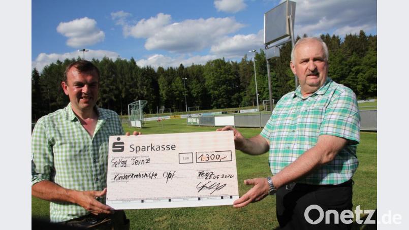 FC-Vorsitzender Stephan Gäbl (links) übergab den symbolischen Scheck über 1300 Euro an Herbert Putzer, den Vorsitzenden der „Kinderkrebshilfe Oberpfalz Nord&quot;. Bild: frd