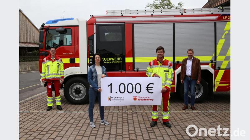 Über 1000 Euro freute sich der Teamleiter der First-Responder Tobias Hirn (Zweiter von rechts) und Feuerwehr-Kommandant Armin Daubenmerkl (links). Die Leiterin der Kinderfeuerwehr Stefanie Gebhard (Zweite von links) überreichte ihnen das Geld im Beisein von Bürgermeister Alwin Märkl (rechts). Bild: egl