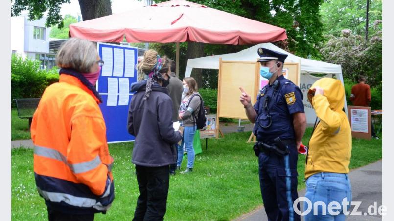 Vor Beginn der Mahnwache für eine humane Flüchtlingspolitik in der Kurt-Schumacher-Anlage Weiden wies die Polizei die Veranstalter auf die Vorschriften hin. Bild: Kunz