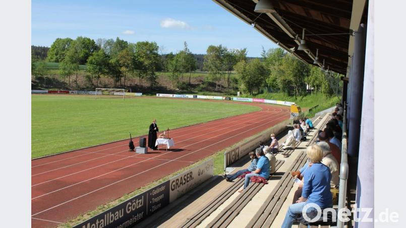 Pfarrer Christoph Zeh predigte unter freiem Himmel auf der Zielgerade, die Gläubigen nahmen mit Abstand auf der Tribüne teil. Bild: fks