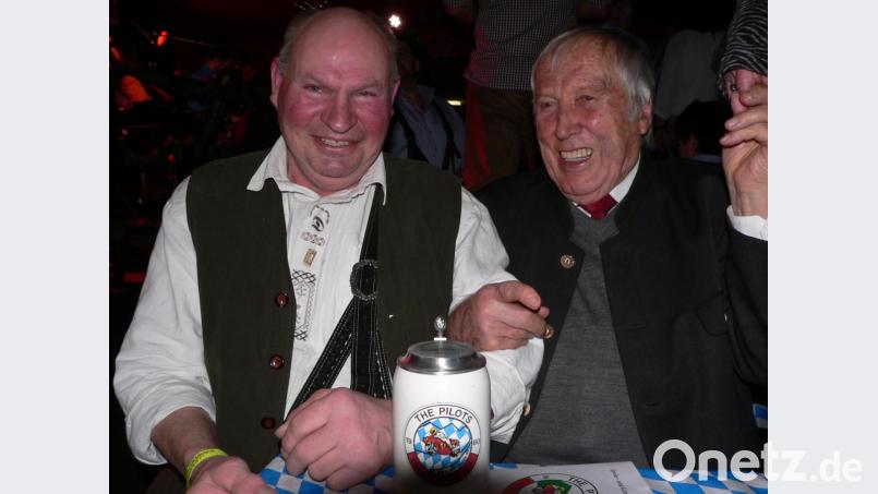 Vinzenz Dachauer (rechts), wie ihn seine Eschenbacher kannten: hier als Schirmherr beim Starkbierfest der &quot;Pilots&quot;. Bild: rn