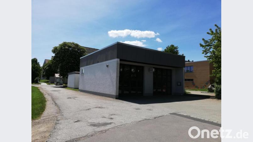Das alte Feuerwehrhaus - es soll abgebrochen werden und Platz für ein Gemeinschaftshaus mit Mehrzweckhalle machen Bild: dhi